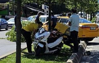 Pendik'te ticari taksi ile motosiklet çarpıştı:...