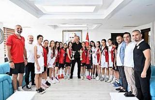 Şampiyon kızlardan Başkan Uysal'a ziyaret