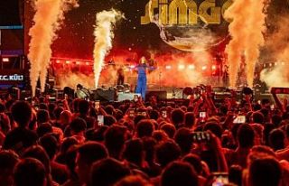 Şarkıcı Simge'den muhteşem performans