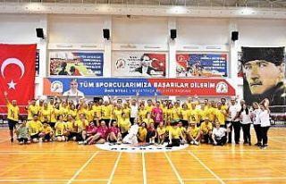 Veteranlar badminton şenliği başladı