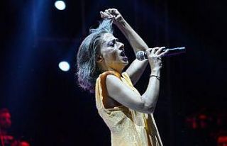 Yıldız Tilbe'den şarkı sürprizi