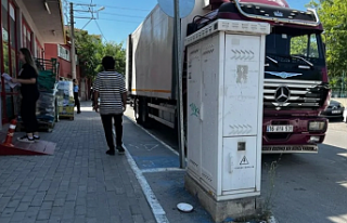 Bilinçsiz sürücüler bisiklet yollarına engel...