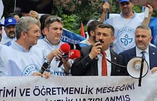 Öğretmen boyun eğmez! Eğdirilemez! Bana bir harf...