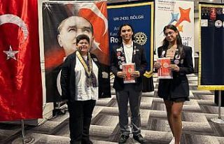 Lise öğrencisi iki genç Brezilya yolcusu