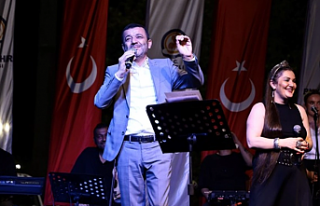 Konserde "Yalandan gülme" göndermesi
