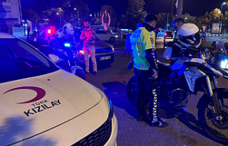 Alkollü sürücü polis motosikletine çarptı!