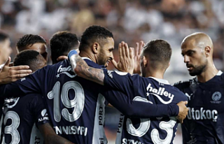 Fenerbahçe, Antalya'yı 2-0 skorla geçti