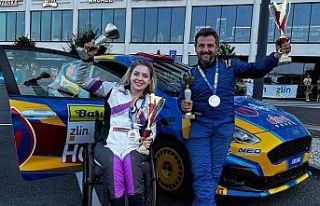 Tek engelli kadın ralli pilotuna çifte kupa...