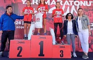 YUNUSEMRELİ ATLETLERDEN VESTEL MANİSA YARI MARATONU'NDA...