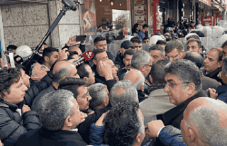 CHP’li meclis üyeleri ve Milletvekili Engin Altay,...