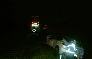 Isparta’da yük treni otomobile çarptı