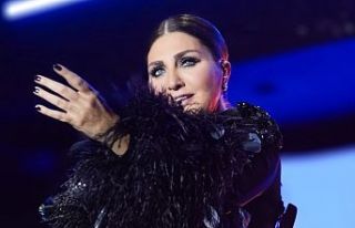 Sibel Can sahnede siyah kuğu gibiydi...