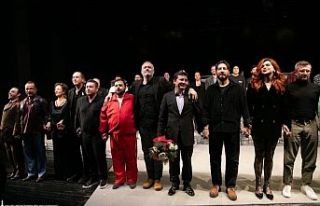 İzmir'de “Çok Tuhaf Soruşturma” oyununun...