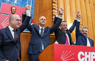 Ümit Özlale CHP rozetini taktı