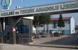 17 yaşındaki liseli genç, okulun önünde bıçaklandı