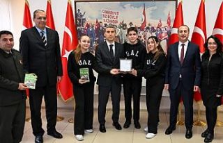 Uşak'ta liseliler yazdıkları kitabın gelirini...