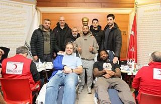 Dev adamlar kan bağışında bulundu