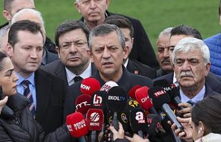 Özel, Silivri Cezaevi'nin önünde çarpıcı...