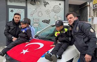 Anne Şehir’de polislere sürpriz kutlama
