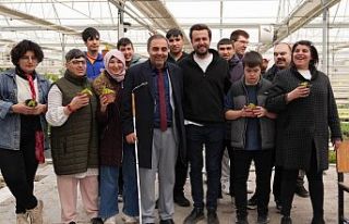 Seranın özel konukları çiçek dikti