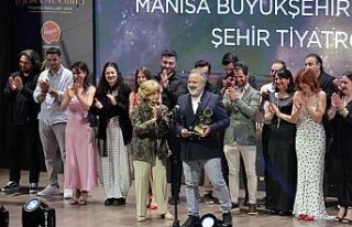 Manisa Şehir Tiyatrosu’na İzmir’de Büyük Onur:...