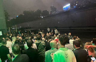 Vatandaşlar Polis Barikatını Aştı, CHP İstanbul...