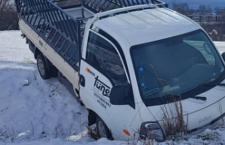 Buzlanma Kazaya Neden Oldu: Kamyonet Tarlaya Savruldu,...