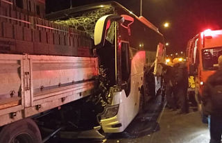 Yolcu Otobüsü TIR’a Girdi, 3 Yaralı Var, Muavin...