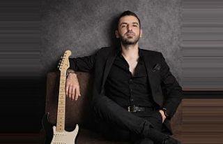 Kemal Ceyhan, Gitarını Alıp Nehir Kenarına İniyor,...