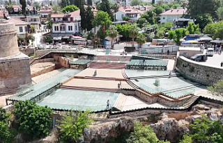 Tarihi kulede inanılmaz defile
