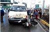 Motosiklet minibüs birbirine girdi 2 yaralı
