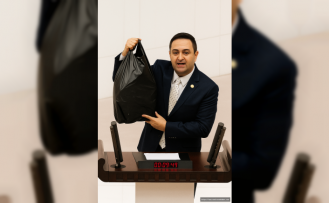 CHP’li Akdoğan, 'Aziz İhsan Aktaş' iddianamesini siyah poşetle Meclis’e getirdi: “Çetenin reisi sokakta dolaşıyor”