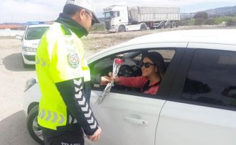 Trafik Polisi Ceza İçin Değil, Çiçek Vermek İçin Durdurdu
