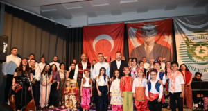 Demirci’de Türkü Dolu Gece: Gönüllüler Korosu Sanatseverleri Büyüledi
