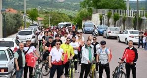 DEMİRCİ’DE GENÇLİK HAFTASI COŞKUSU: GENÇLER PEDALLARI GELECEK İÇİN ÇEVİRDİ