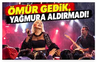 Ömür Gedik, Yağmura Aldırmadı! Sevenleriyle Birlikte Şarkı Söyledi