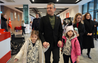 Özgür Özel’den Anlamlı Vefa: Zeyrek’in İkiz Kızlarını Okula Götürdü