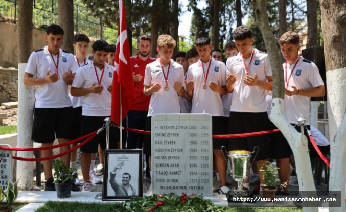 Yunusemre'nin Türkiye şampiyonları kupayı Ferdi başkana getirdi