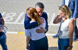 Özgür Özel'den Vefa Dolu Destek: Nehir Zeyrek’i Sınavına Uğurladı