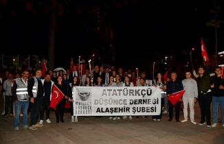 Cumhuriyet Meşalesi Alaşehir Sokaklarını Aydınlattı
